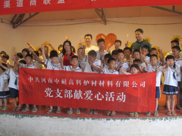 到孤儿院献爱心太阳村