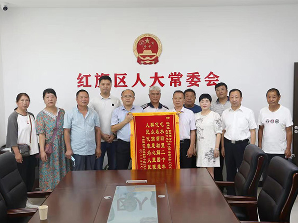 吃水盼望二十年 代表帮助解困难