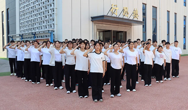 2026级新生军训正在进行中!