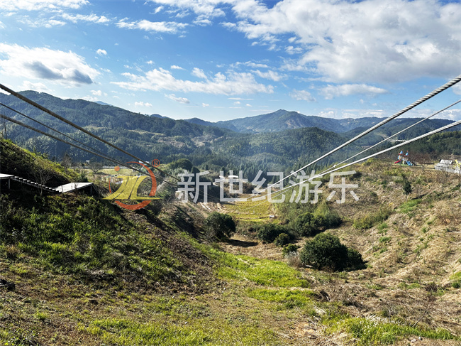 峡谷高空滑索 峡谷高空滑索