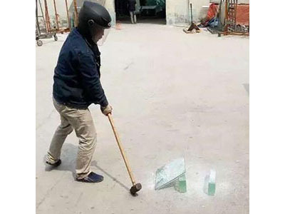 防砸玻璃